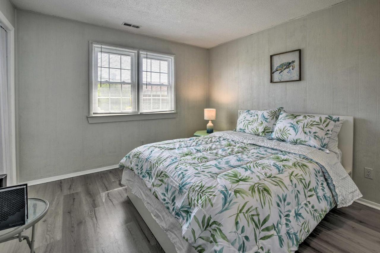 Oak Island Beach Abode With Deck Walk To Shore! Экстерьер фото