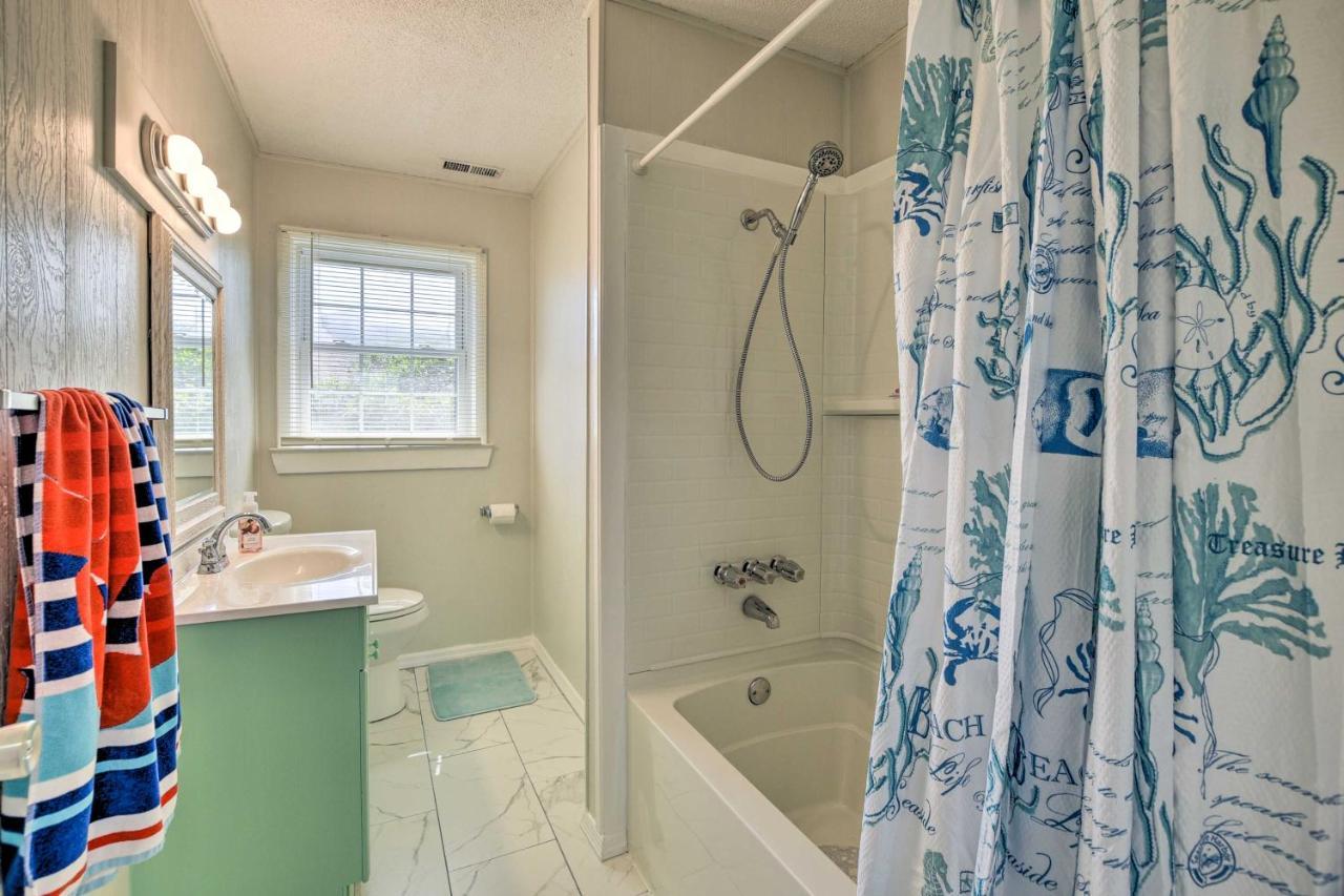 Oak Island Beach Abode With Deck Walk To Shore! Экстерьер фото