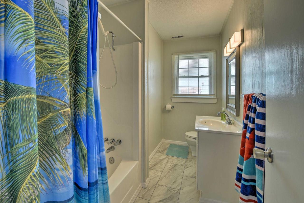 Oak Island Beach Abode With Deck Walk To Shore! Экстерьер фото